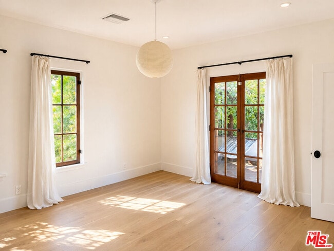 Photo - 6484 Ivarene Ave