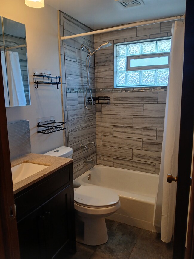 Building Photo - 40 Mallory Rd Unit #3