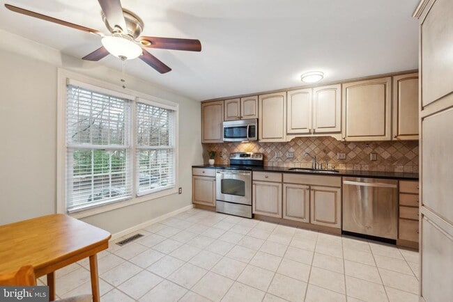 Building Photo - 8112 Rhodell Ln