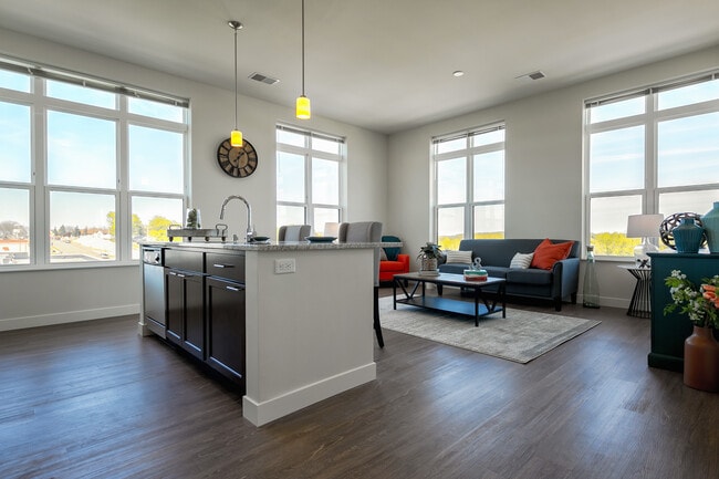 Cocina del apartamento - The Highline Senior Apartments