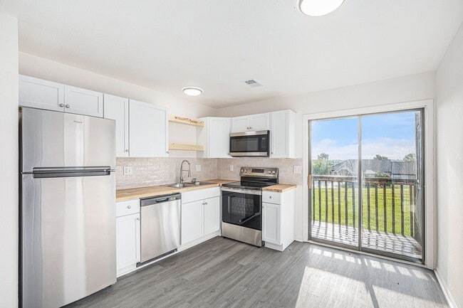 Building Photo - Beautiful 2-bedroom in the heart of Raymore! Rental
