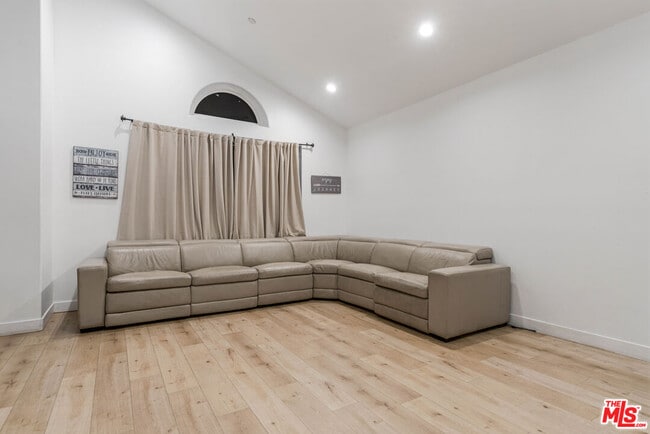 Photo - 20318 Blythe St