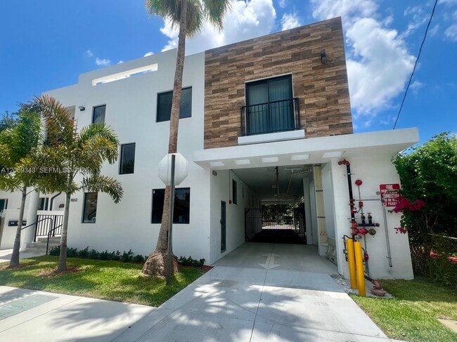 Building Photo - 1860 NW 19th St Unit 202