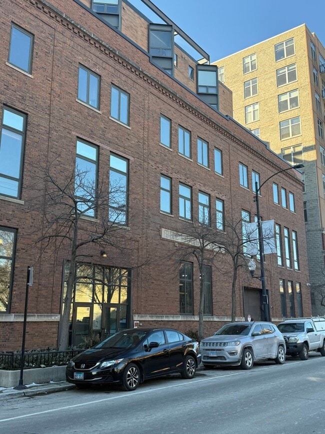 Building Photo - 222 S Racine Ave Unit Apt 309
