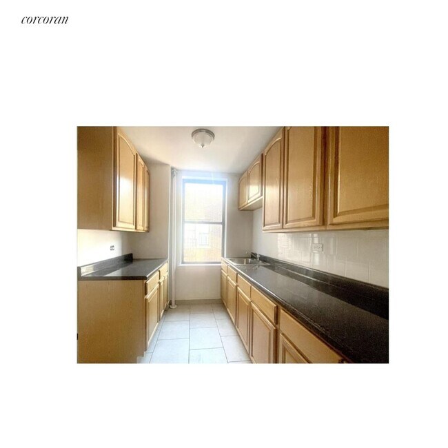 Photo - 585 Isham St