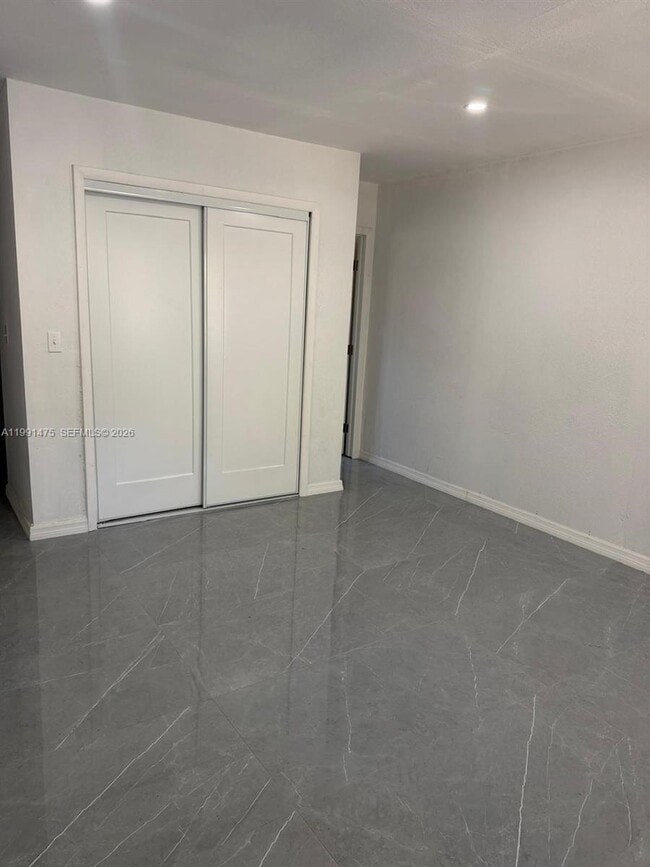 Building Photo - 1946 NE 167th St Unit 3A