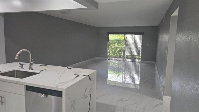 Photo - 3000 Riverside Dr Unidad 111