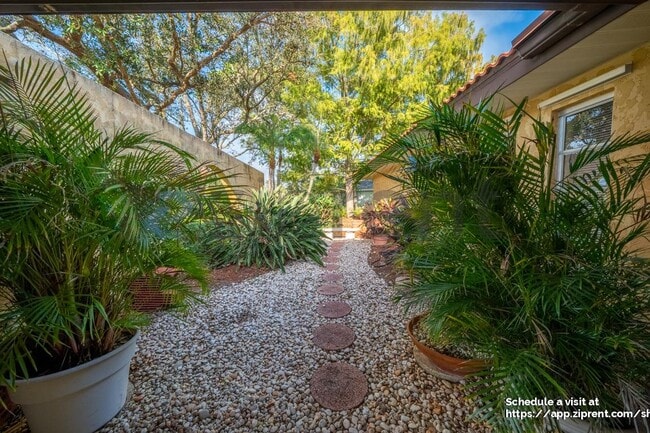 Photo - 468 Laurencin Dr