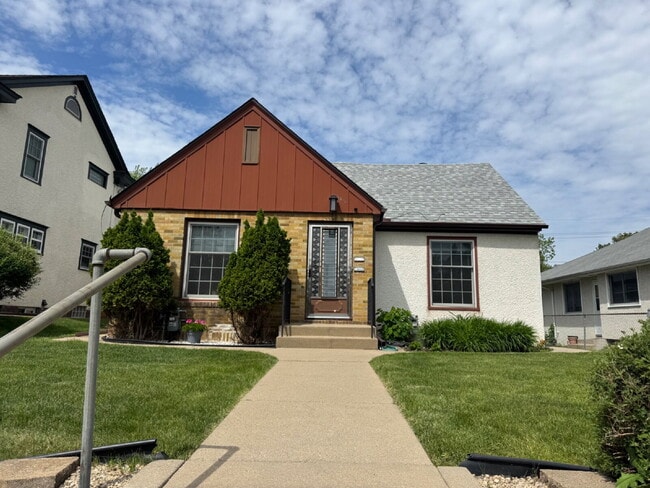 Building Photo - Charming 2-Bed side by side Duplex on Grand Ave S #2 Unit 2