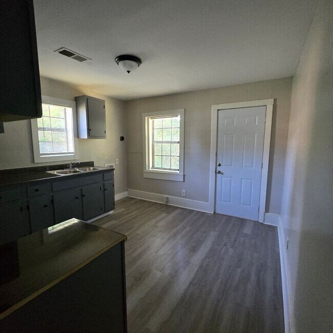 Photo - 858 Alaska St