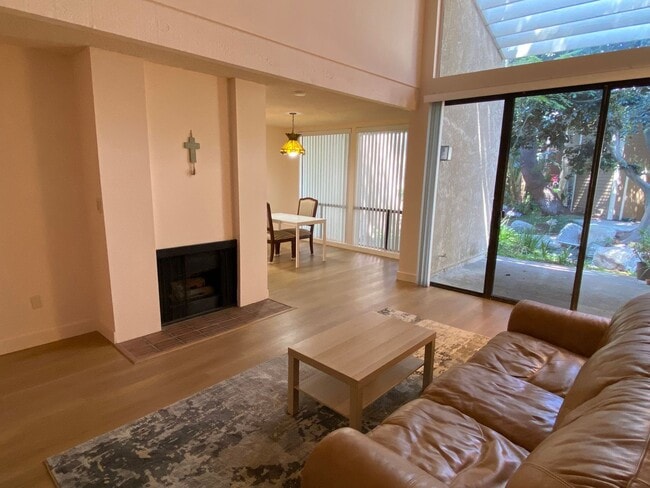 Irvine: 2-story townhome with attached 2 c... - Irvine: 2-story townhome with attached 2 c...