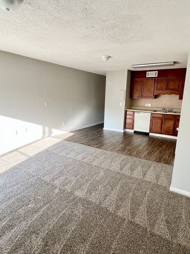 Building Photo - Cozy 1 Bedroom/1 Bath condo in Garden City... Unit D2