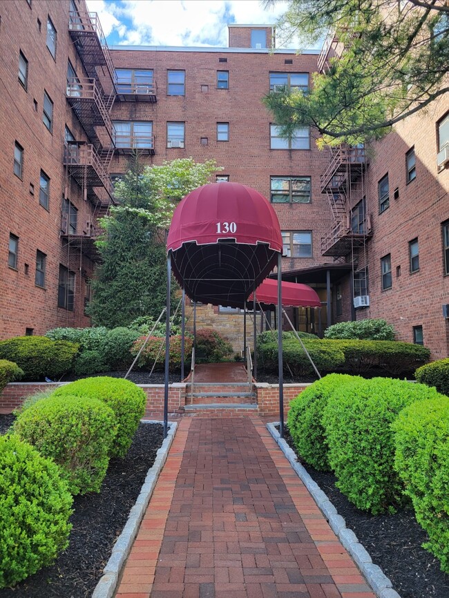Building Photo - 130 Orient Way Unit Briar Hall