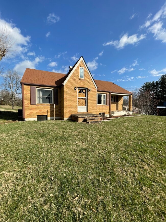 Building Photo - 679 Sand Hill Rd