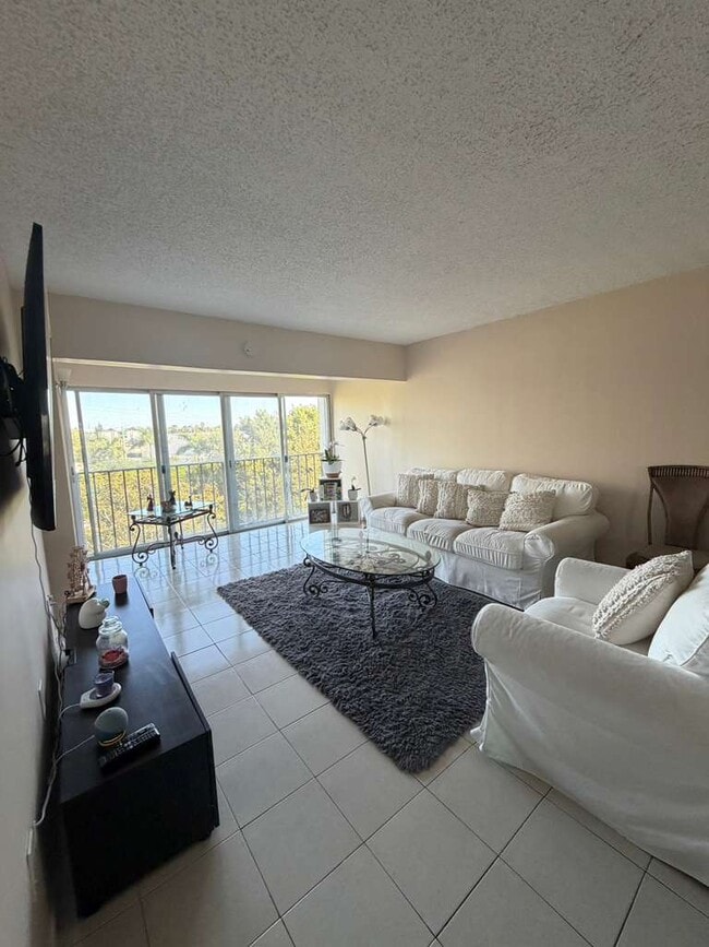 Building Photo - 9180 Fontainebleau Blvd Unit 401