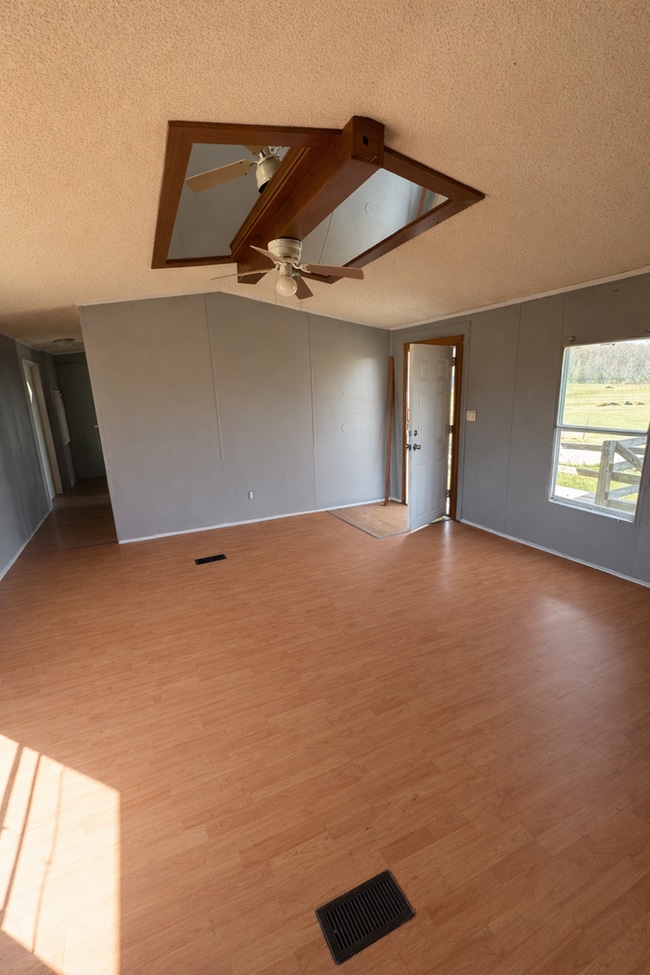 Building Photo - Country living with spacious front and backyard - 3 beds/ 2bath available now