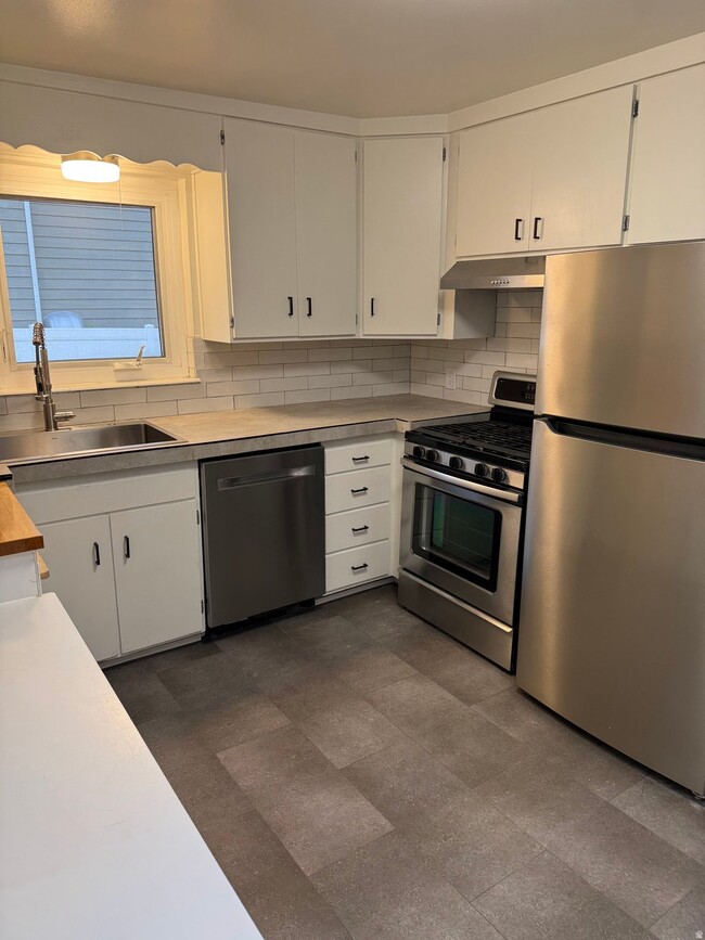 1870 Cresthill Dr Unit UPSTR