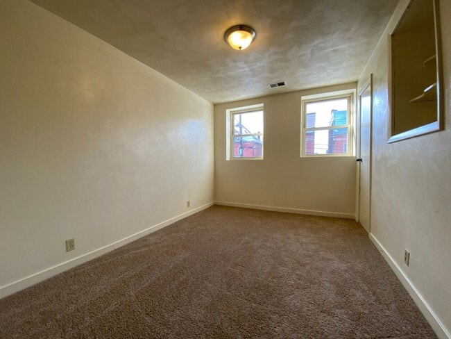 Photo - Cozy Two Bedroom Apartment in Oakland! On-Site Laundry & Air Conditioning! Call Now! Unit 2