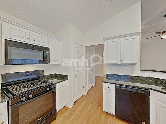 Photo - 558 The Blvd