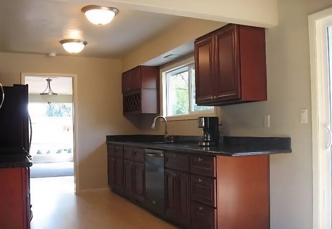 Photo - 868 Charles Ave S