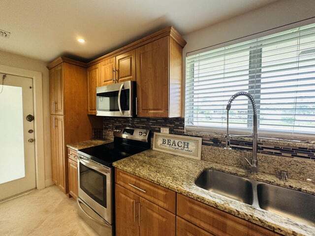 Building Photo - 952 SW 13th Dr Rental