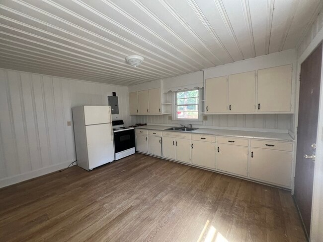 Kitchen - 609 Jackson Ln