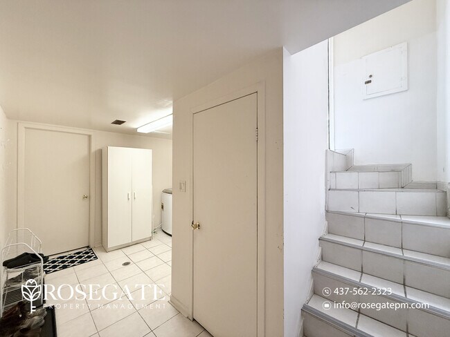 Photo - Pet-Friendly, All-Inclusive 1-Bedroom Corner Basement Apartment with Internet – Scarborough Unité 2