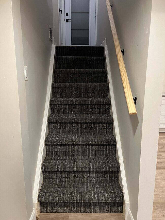 Photo - Cozy Lower Unit * White Oaks Pond Mills * Available Nov 15 *$1395 + Unit Lower