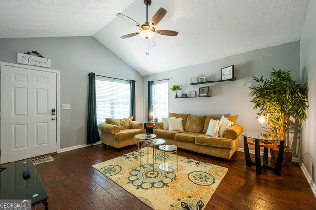 18 Larkspur Ln