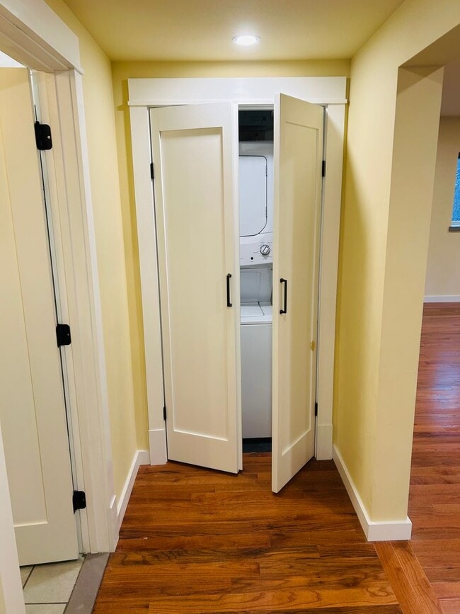 Photo - 605 Alderson Ave Unidad Top Floor/ B for back entrance