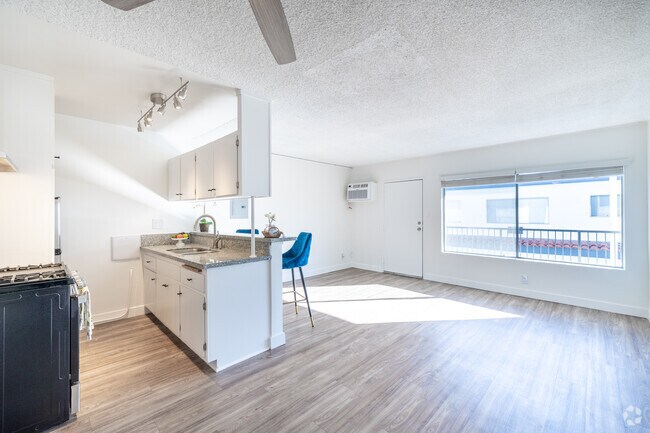 1BR, 1BA - 629SF - Living Room