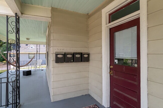 Photo - "Charming 1-Bedroom Apartment in a 4-unit ... Unidad Apt A