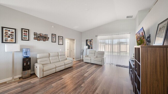 Photo - 518 Highland Meadows St