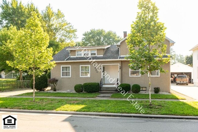 Building Photo - 1320 1/2 S Van Buren Rental
