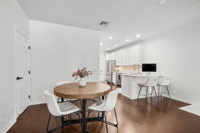 Photo - 1119 Community Dr
