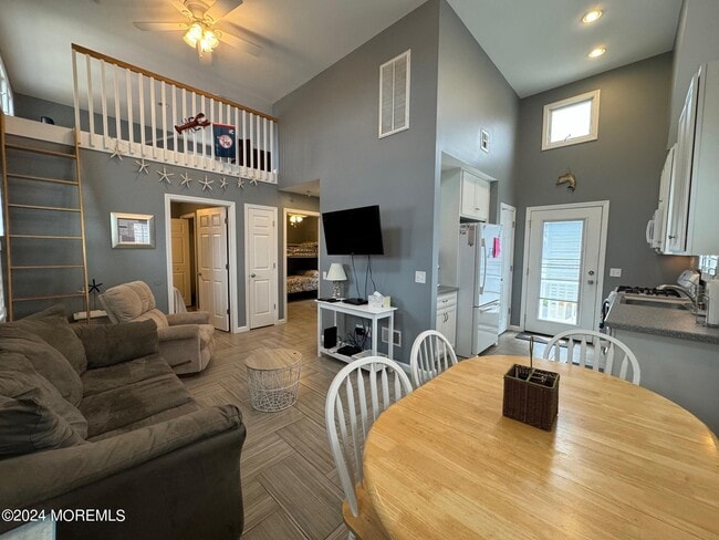 117 W Bayberry Way