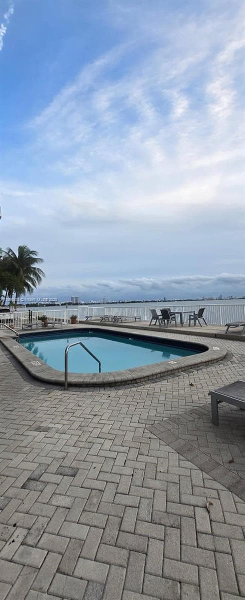 Building Photo - 2016 Bay Dr Unit 405