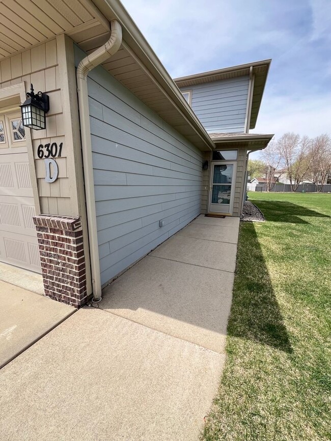Photo - Ground Floor 2 Bed Condo with Attached Garage!