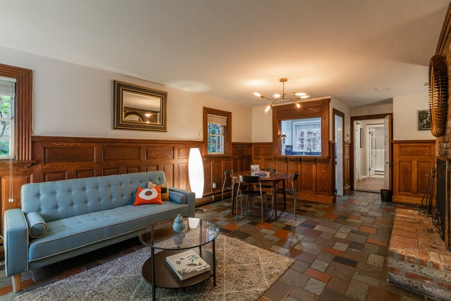 Photo - 636 G St SE