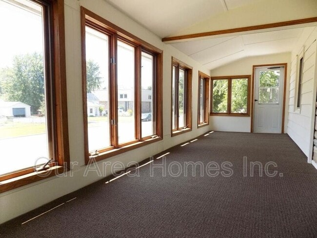 Photo - 225 3rd St E