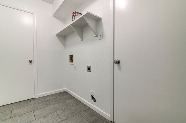 Building Photo - 1605 Dale Cove Unit - B