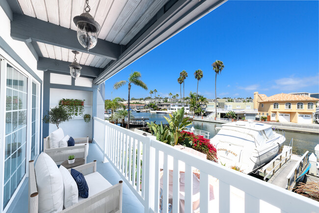 Upper Unit of Waterfront Duplex. Canal, turning basin & Newport Island Views! - 4104 River Ave Apartamentos Unidad #B