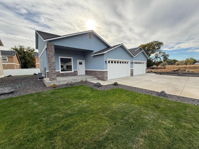 Photo - 9006 Nafizah Wy