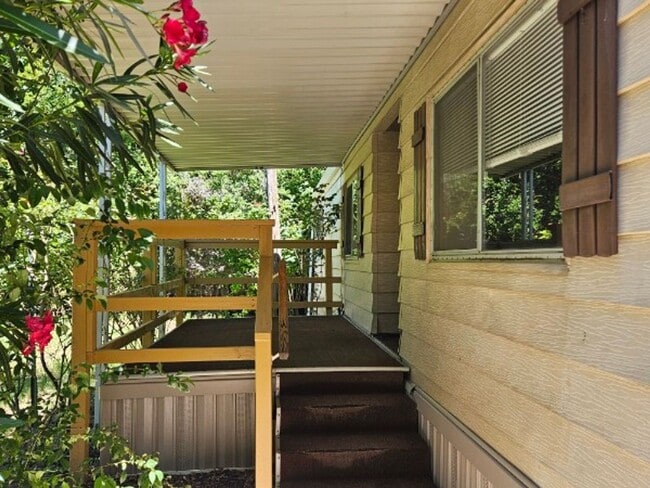 Building Photo - 571 Clover Dr