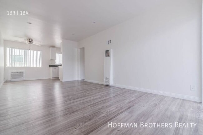 Building Photo - 14766 Delano St Unit 17