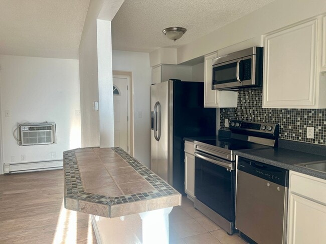 Building Photo - 1 bed Condo Available in SouthWest Denver! Top Floor! Unit E