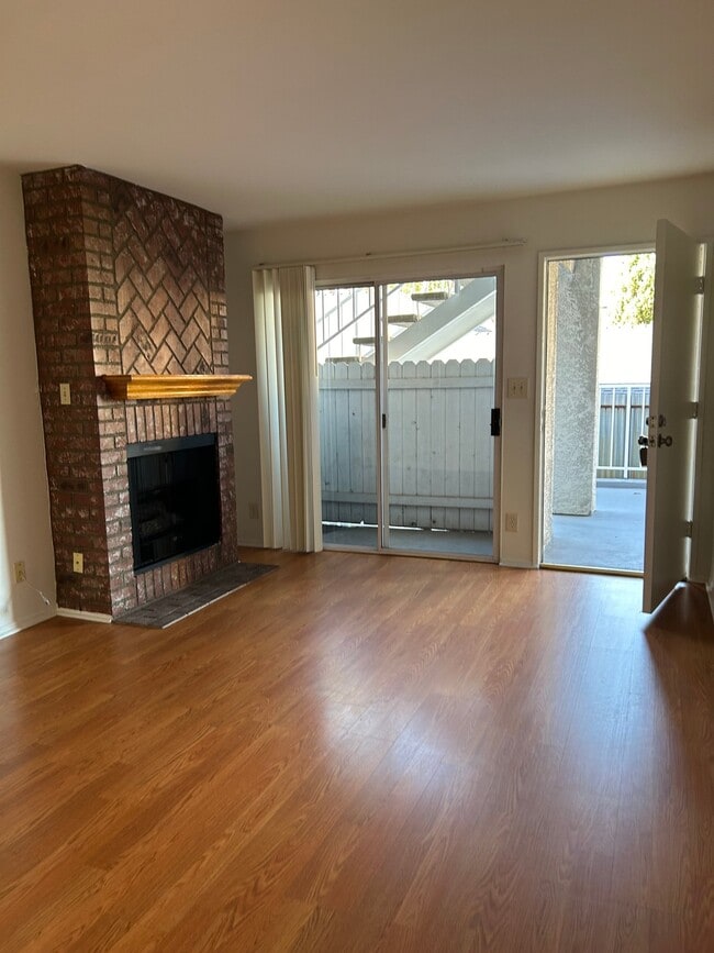 623 E Tujunga Ave Unit 102