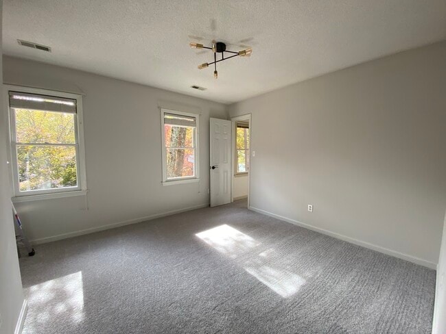 Building Photo - 118 W Skyhawk Dr