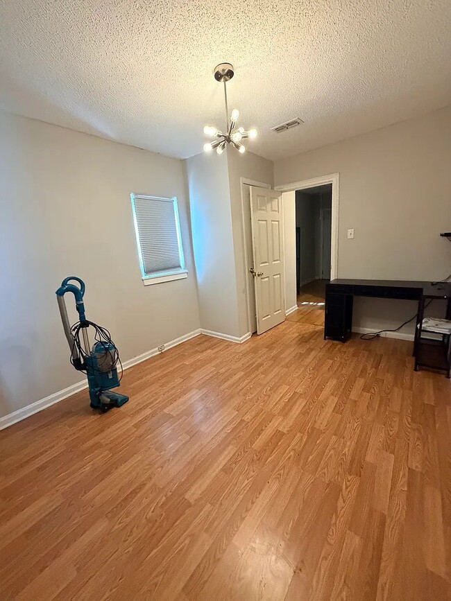 Photo - 2092 Heckle St