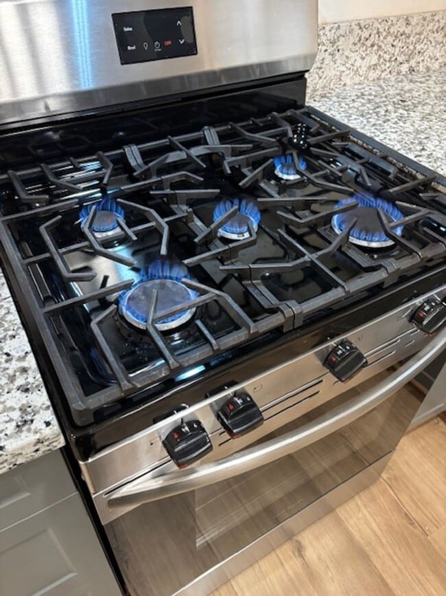 Photo - 271 E 8th St